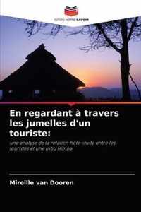 En regardant a travers les jumelles d'un touriste