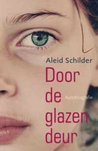 Door de glazen deur