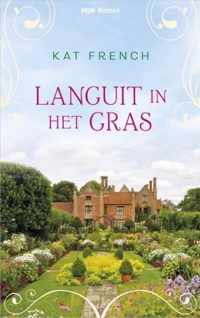 Languit in het gras