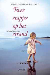 Twee stapjes op het strand