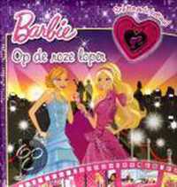 Barbie op de roze loper met ketting