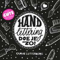 1x Boek Handlettering Doe je Zo! + 1 x Handlettering doe je zo! Werkboek + 3 stuks Pentel S 520 Handlettering Pennen