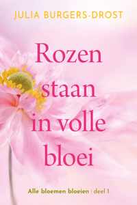 Rozen staan in volle bloei