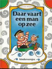 Daar vaart een man op zee