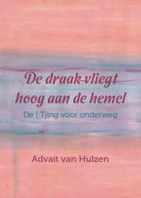 De draak vliegt hoog aan de hemel