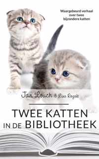 Twee katten in de bibliotheek