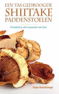 Een tas gedroogde shiitake paddenstoelen