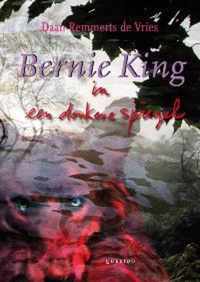 Bernie King in een donkere spiegel