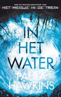 In het water