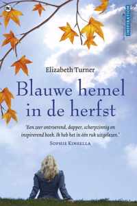 Blauwe hemel in de herfst