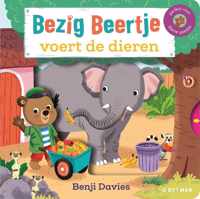 Bezig Beertje  -   Bezig Beertje voert de dieren