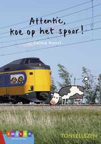 Toneellezen  -   Attentie, koe op het spoor!