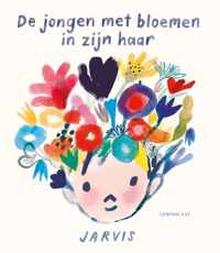 De jongen met bloemen in zijn haar