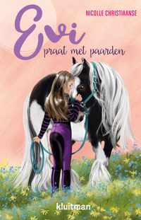 Evi praat met paarden