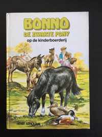 Bonno de zwarte pony op kinderboerdery