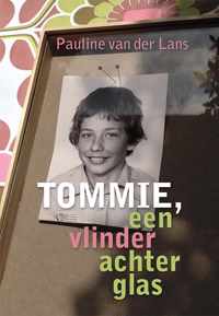 Tommie, een vlinder achter glas