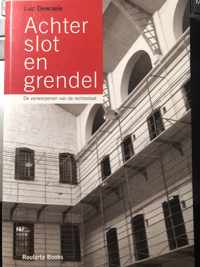 Achter slot en grendel