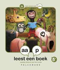 aap leest een boek