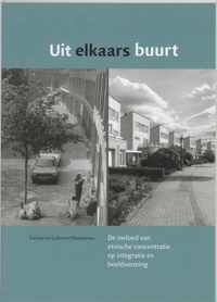 Uit elkaars buurt