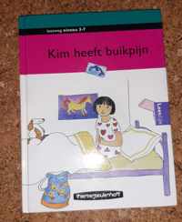 Kim heeft buikpijn