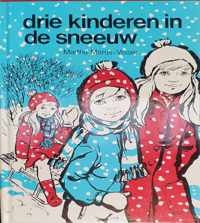 Drie kinderen in de sneeuw