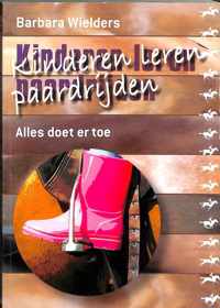 Kinderen leren paardrijden