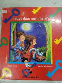 Loopt daar een man?