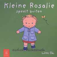 Kleine Rosalie speelt buiten