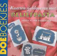 Kaarten sjabloneren met reliefpasta