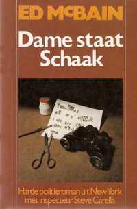 Dame staat schaak