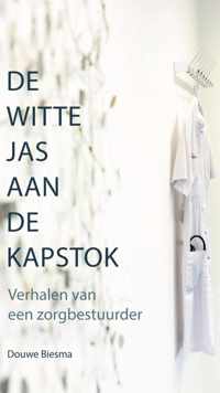 De witte jas aan de kapstok