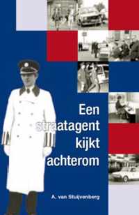 Een Straatagent Kijkt Achterom