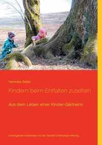 Kindern beim Entfalten zusehen