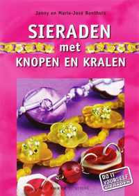 Sieraden met knopen en kralen