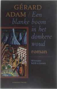 Een blanke boom in het donkere woud