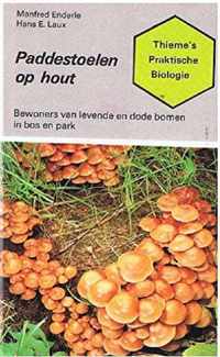 Paddestoelen op hout