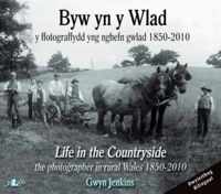 Byw yn y Wlad/Life in the Countryside - Y Ffotograffydd yng Nghefn Gwlad 1850-2010/The Photographer in Rural Wales 1850-2010