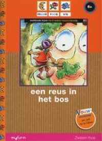 Maan Roos Vis Een Reus In Het Bos