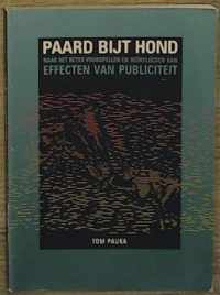 Paard bijt hond