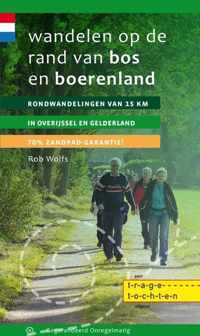 Wandelen op de rand van bos en boerenland