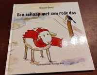 Een schaap met een rode das